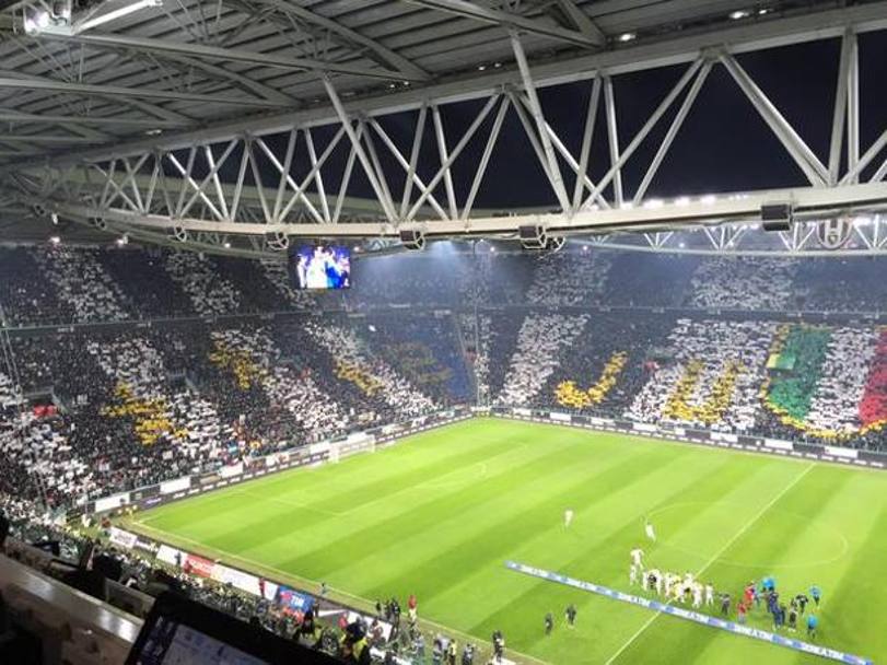 Tutto lo stadio  bianconero e spiccano evidentissime le tre stelle proprio accanto allo spicchio di interisti in trasferta a Torino